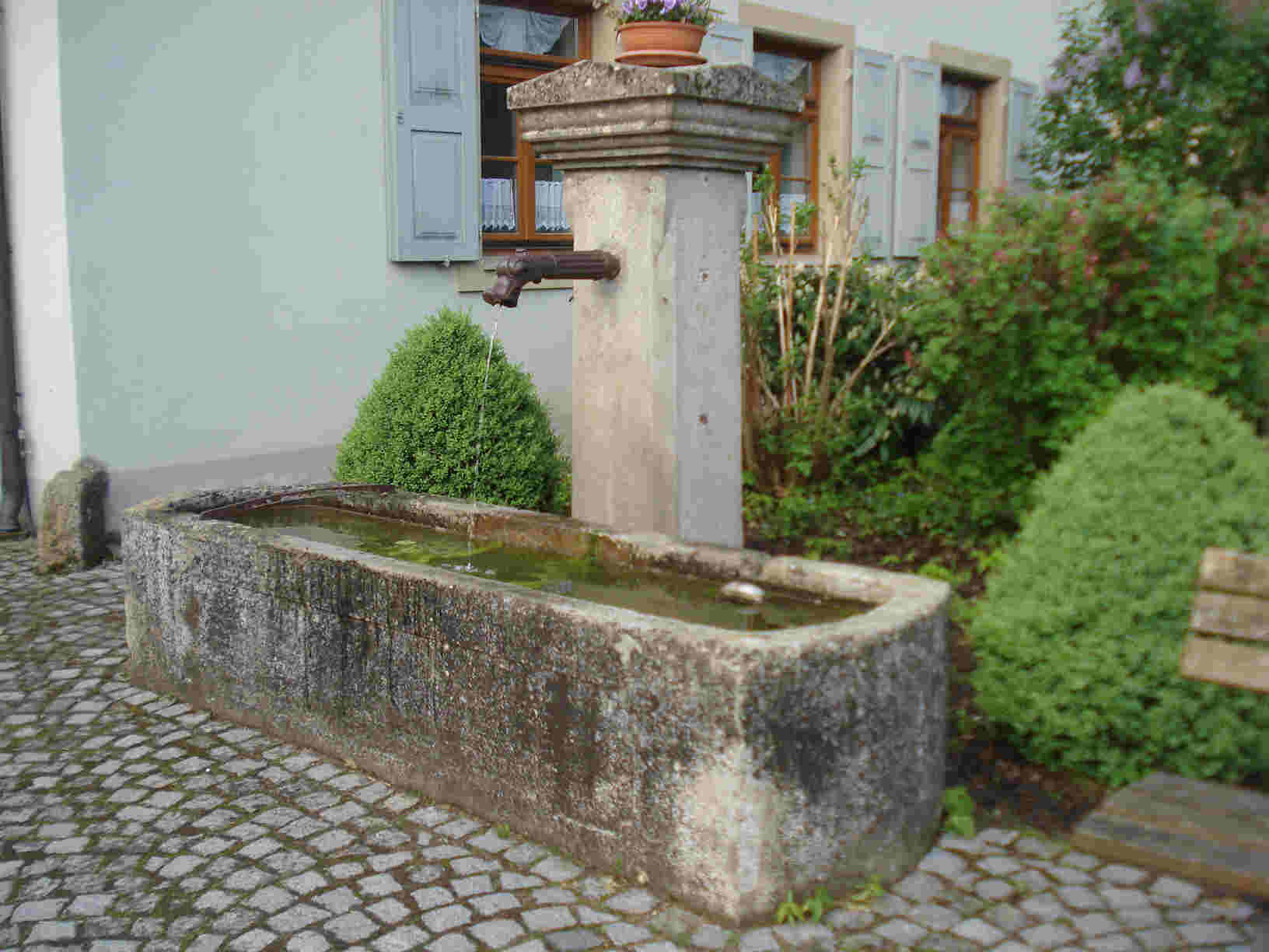 Brunnen am Pfarrhaus in Darstadt