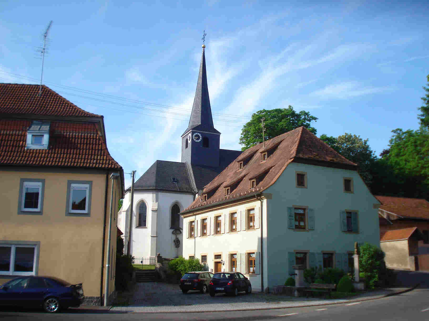 Kirche mit Pfarrhaus