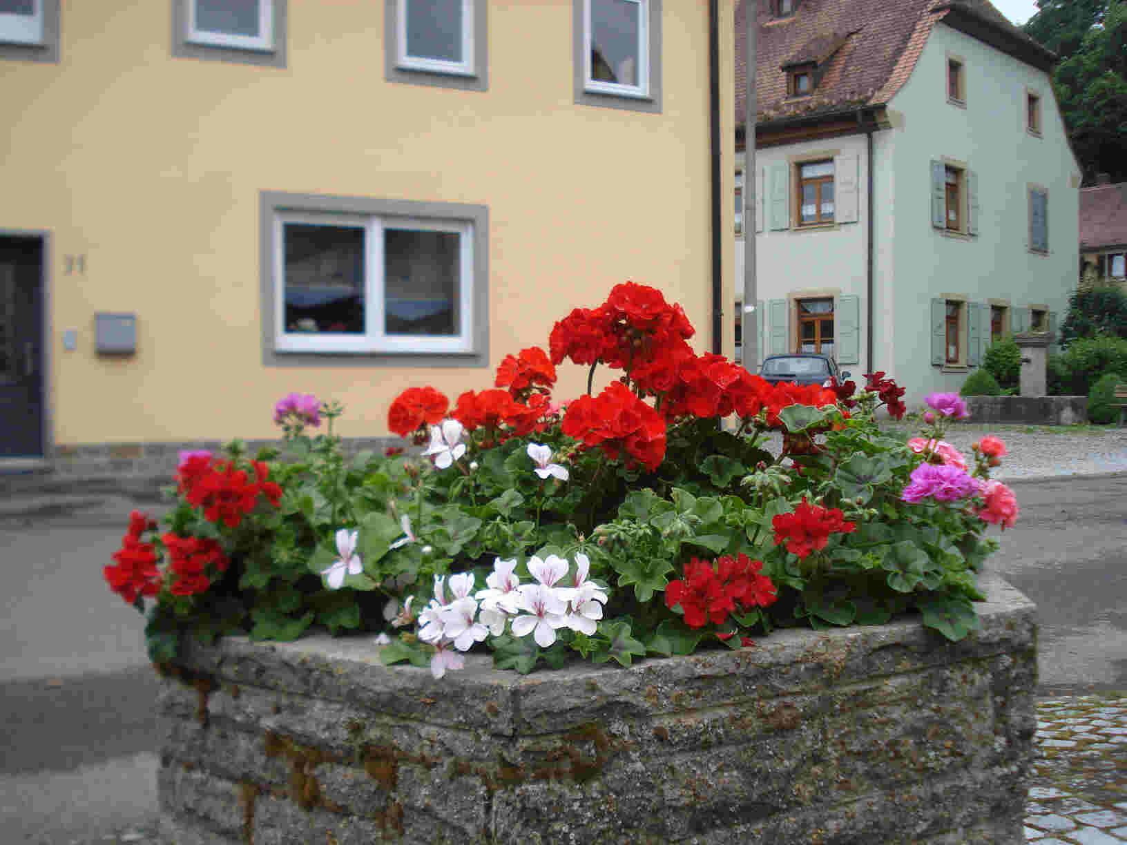 Blumenschmuck im Dorf